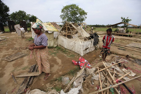 Người Hồi giáo Rohingya dỡ bỏ lều bạt tại khu tạm cư trước khi sơ tán.